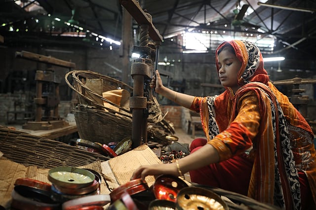 কারখানায় নারী শ্রমিকদের অংশগ্রহণ উল্লেখযোগ্য।