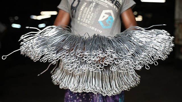 হারিকেন ঝোলানোর জন্য তৈরি হ্যাঙ্গার।