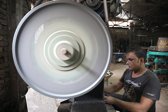 যন্ত্র চলছে, চলছে শ্রমিকের হাতও।