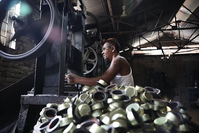 তৈরি হচ্ছে হারিকেনের নানা অংশ।