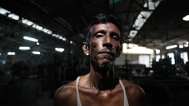 অনেক বছর ধরে হারিকেন কারখানায় কাজ করছেন গাজী হাবীব।