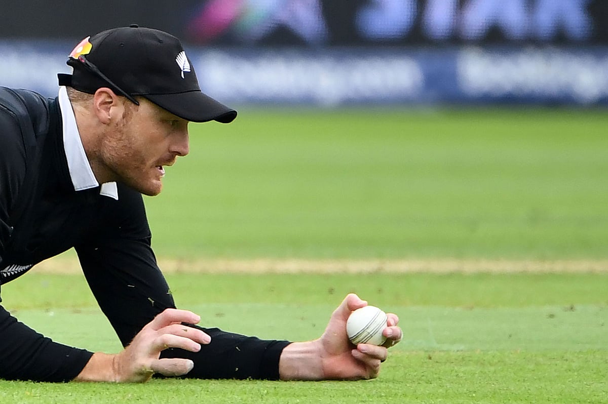 ব্যাট হাতে গত কয়েক ম্যাচের মতো আজও ব্যর্থ। কিন্তু মার্টিন গাপটিল যে ফিল্ডিংয়েও পার্থক্য গড়ে দিতে পারেন, সেটি যেন আরও একবার বোঝাতে চাইলেন আজ। লকি ফার্গুসনের মাথা তাক করা নিখুঁত বাউন্সার সামলাতে পারেননি ইমাম-উল-হক। ব্যাটে লেগে বল উঠে গিয়েছিল শূন্যে। মুহূর্তের মধ্যে পয়েন্ট থেকে দৌড়ে এসে ঝাঁপিয়ে পড়ে দারুণভাবে তালুবন্দী করেছেন গাপটিল। এর আগে ফখর জামানের ক্যাচও ধরেছেন পেছন দিকে দৌড়ে।