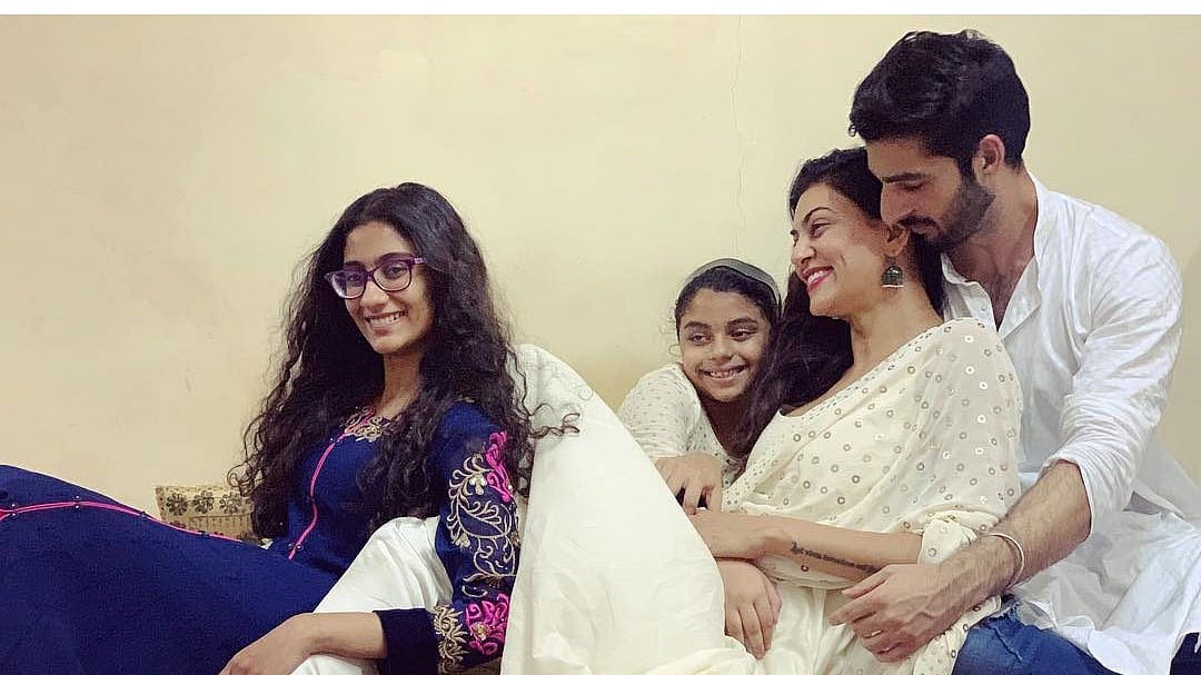 সুস্মিতার দুই মেয়ের সঙ্গে রোহমান। ছবি: ছবি: সংগৃহীত