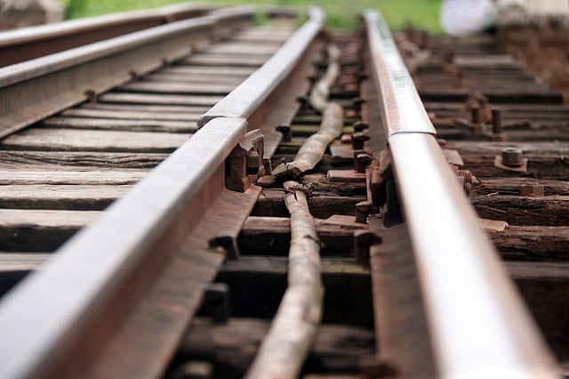 খসে পড়েছে স্লিপারের কাঠ। স্টিলের পাতের বদলে লাগানো হয়েছে বাঁশের ফালি