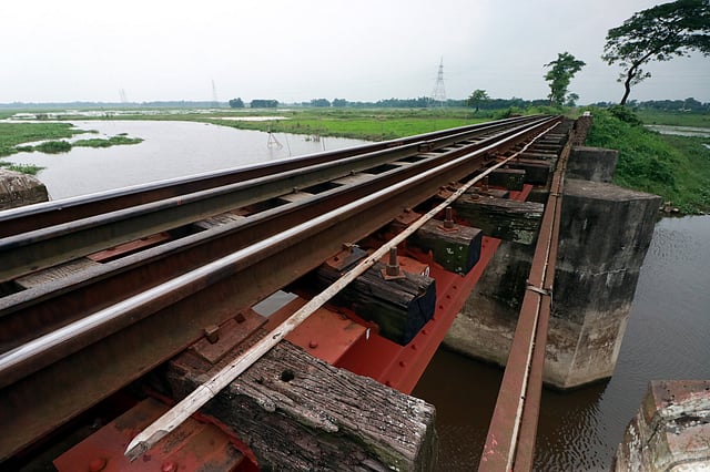 স্লিপারের অনেক অংশ খসে পড়েছে