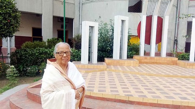 ভারতেশ্বরী হোমস চত্বরের শহীদ মিনার প্রাঙ্গণে কুমুদিনী কল্যাণ সংস্থার পরিচালক (শিক্ষা) ভারতেশ্বরী হোমসের ভূতপূর্ব অধ্যক্ষ প্রতিভা মুৎসুদ্দি।