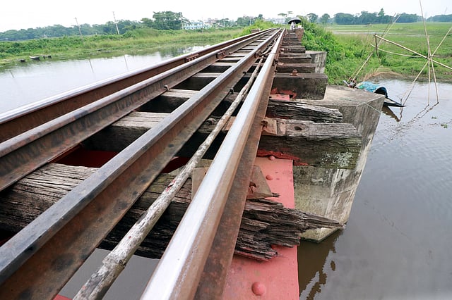 খসে পড়েছে স্লিপারের কাঠ