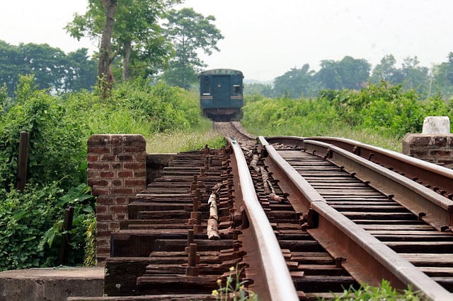 অনেক স্থানে স্লিপারের নাটবল্টু নেই