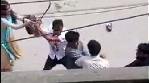 বরগুনা শহরের কলেজ রোডে বুধবার প্রকাশ্যে কোপানো হয় রিফাত শরীফকে। এতে তাঁর মৃত্যু হয়। ছবি: ভিডিও থেকে সংগৃহীত