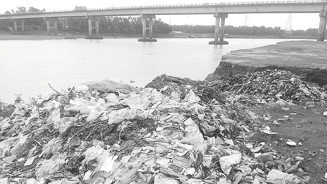 জামালপুর পৌর শহরের আবর্জনা ব্রহ্মপুত্র নদের তীরে ফেলছেন পরিচ্ছন্নতাকর্মীরা। এতে পরিবেশদূষণের পাশাপাশি দুর্গন্ধে অতিষ্ঠ মানুষ। শহরের পুরাতন ফেরিঘাট এলাকায়।  প্রথম আলো