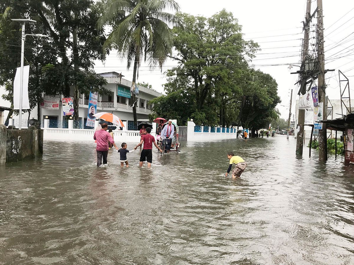 সুনামগঞ্জ পৌরশহরে ভারী বৃষ্টিতে জলাবদ্ধতা। শহরের শিল্পকলা মোড় থেকে শুক্রবার সকালে তোলা। ছবি: খলিল রহমান