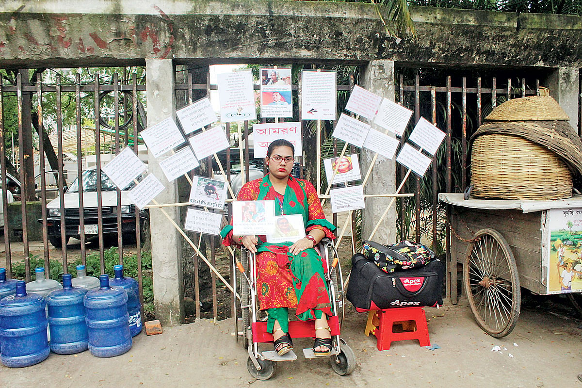 হুইলচেয়ারে বসে চাকরির জন্য আমরণ অনশন করছেন প্রতিবন্ধী চাঁদের কণা। গতকাল জাতীয় প্রেসক্লাবের সামনে। ছবি: প্রথম আলো