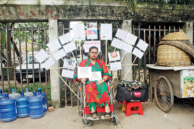 হুইলচেয়ারে বসে চাকরির জন্য আমরণ অনশন করছেন প্রতিবন্ধী চাঁদের কণা। গতকাল জাতীয় প্রেসক্লাবের সামনে।  ছবি: প্রথম আলো