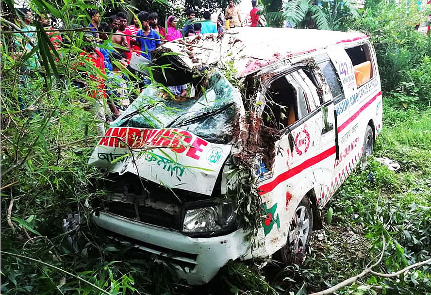 দুর্ঘটনাকবলিত অ্যাম্বুলেন্সটি। ছবি: প্রথম আলো