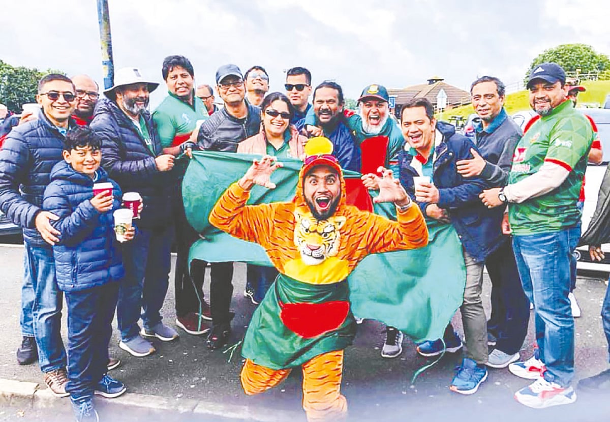 অন্য সমর্থকদেরও মাতিয়ে রাখেন ইমাদ আহমেদ। ছবি: ছুটির দিনে