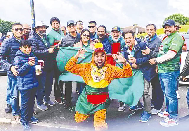 অন্য সমর্থকদেরও মাতিয়ে রাখেন ইমাদ আহমেদ। ছবি: ছুটির দিনে