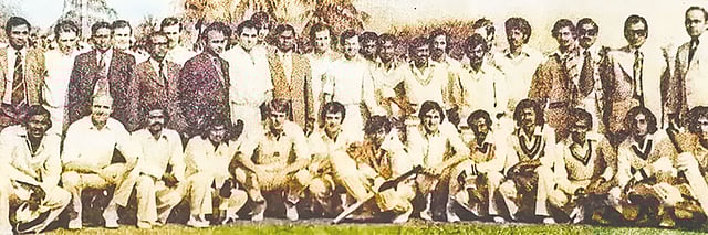 বাংলাদেশে প্রথম আন্তর্জাতিক ম্যাচ শুরুর আগে রাজশাহীতে এমসিসি ও বাংলাদেশের উত্তরাঞ্চল দল, ১৯৭৬। ছবি: সংগৃহীত