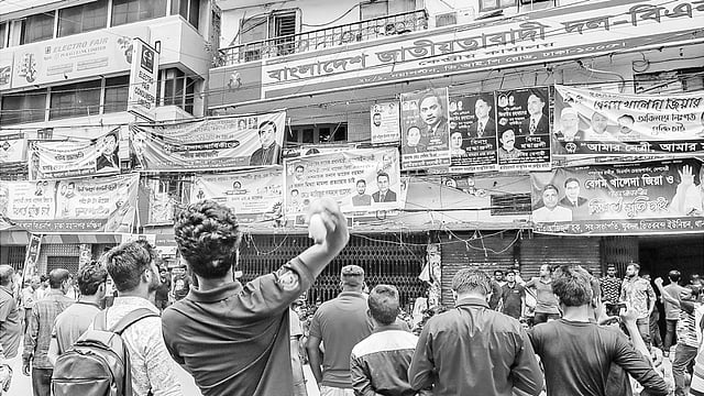 নির্বাচনের তফসিল ও বয়সসীমা বাতিলের দাবিতে ছাত্রদলের বঞ্চিত কমিটির নেতা–কর্মীদের বিক্ষোভ