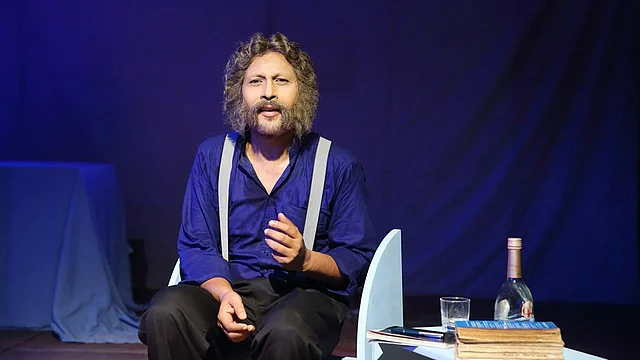 ‘মাইকেল মধুসূদন’ নাটকের নির্দেশনা দিয়েছেন অনন্ত হীরা