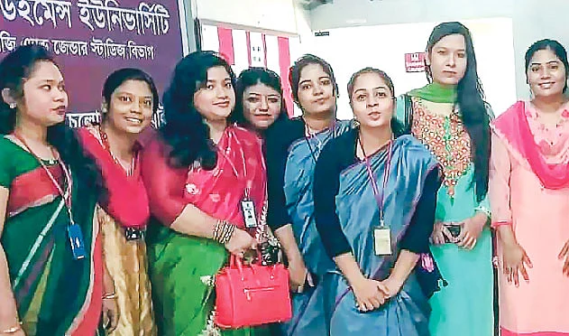 এই শিক্ষার্থীদের মতো অনেক মেয়েই পড়ছেন সেন্ট্রাল উইমেন্স ইউনিভার্সিটির সোশিওলজি অ্যান্ড জেন্ডার স্টাডিজ বিভাগে । ছবি: সংগৃহীত