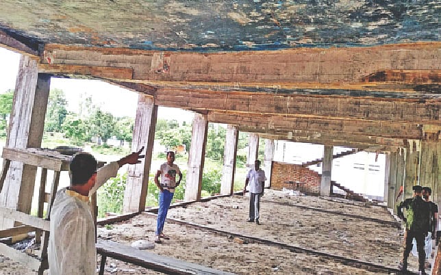 কালী নারায়ণ ইনস্টিটিউশনের নির্মাণাধীন ভবন। ২২ জুন দুপুরে তোলা ছবি। প্রথম আলো