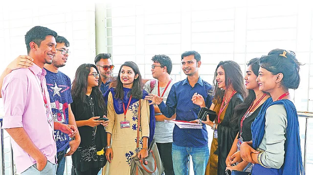 শিক্ষাজীবনেই করতে হবে আবেগকেন্দ্রিক বুদ্ধিমত্তার চর্চা। ছবি: স্বপ্ন নিয়ে