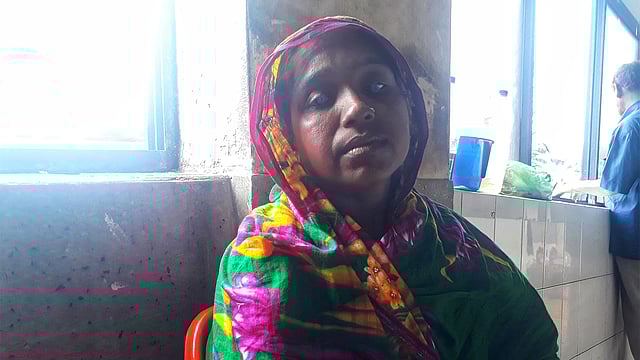 দুর্বৃত্তদের হামলায় আহত যশোরের কিশোর শাহীন এখন ঢাকা মেডিকেল কলেজ হাসপাতালের নিবিড় পরিচর্যা কেন্দ্রে আছে। বাইরে তার মা মোসাম্মত খাদিজা ছেলের সুস্থতার জন্য অপেক্ষা করছেন। ৩০ জুন, ঢাকা। ছবি: সুহাদা আফরিন