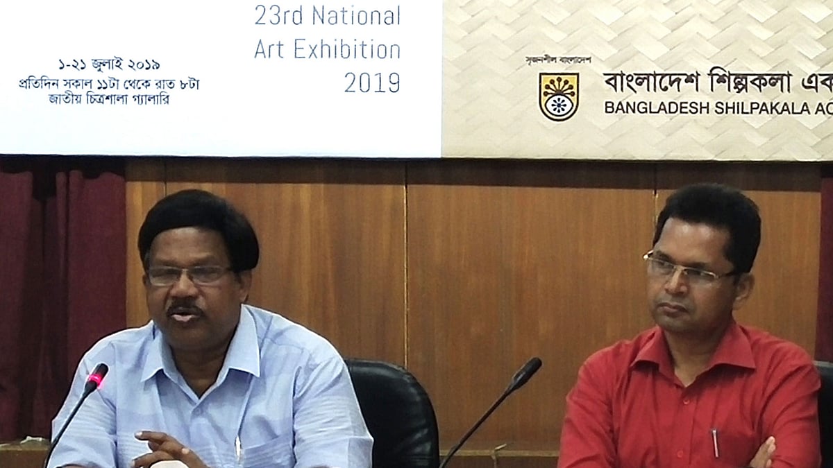 ২৩তম জাতীয় চারুকলা প্রদর্শনীর ঘোষণা অনুষ্ঠানে বক্তৃতা দেন শিল্পকলা একাডেমির মহাপরিচালক লিয়াকত আলী লাকী। ছবি প্রথম আলো