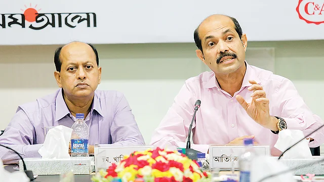 প্রথম আলো আয়োজিত গোলটেবিল বৈঠকে বক্তব্য দেন ঢাকা উত্তর সিটি কপোরেশনের মেয়র অতিকুল ইসলাম। তাঁর পাশে দুর্যোগ ব্যবস্থাপনা ও ত্রাণ মন্ত্রণালয়ের যুগ্ম সচিব এম খালিদ মাহমুদ। গতকাল রাজধানীর কারওয়ান বাজারের সিএ ভবনে।  ছবি: প্রথম আলো