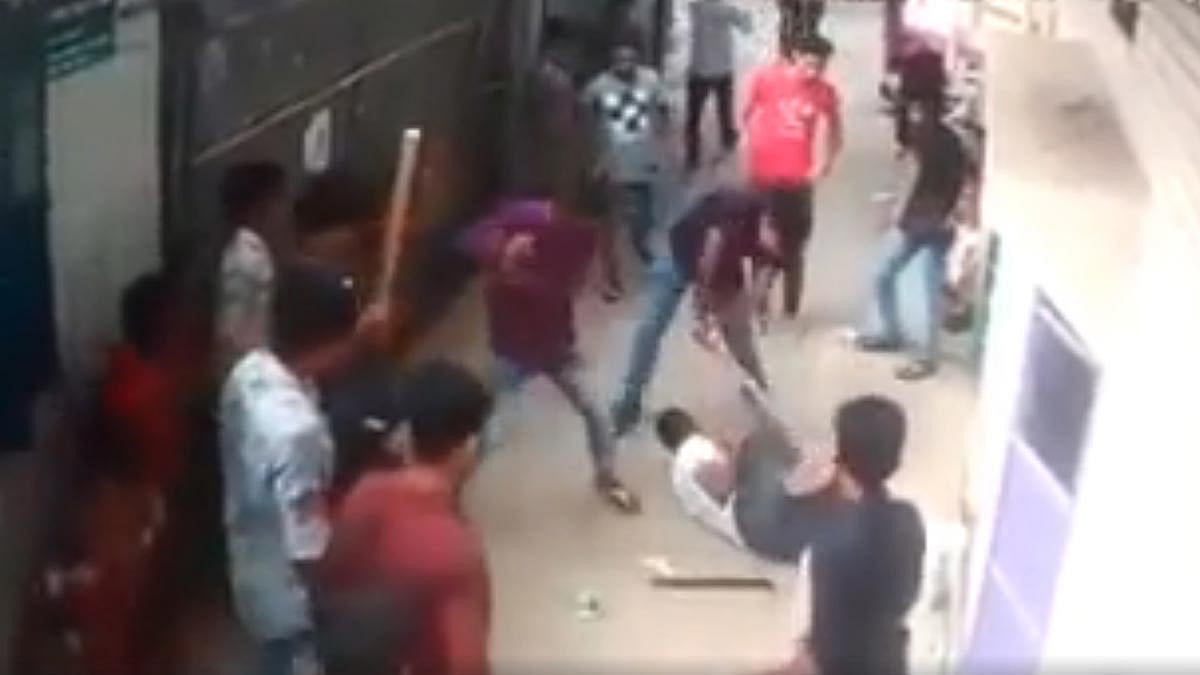 চট্টগ্রামে যুবলীগের কর্মী মো. মহসিনকে (২৬) নির্মমভাবে পিটিয়ে গুরুতর আহত করার ঘটনা ঘটেছে। এই দৃশ্য ফেসবুকে ভাইরাল হয়েছে।