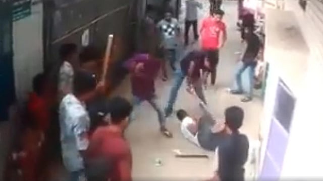 চট্টগ্রামে যুবলীগের কর্মী মো. মহসিনকে (২৬) নির্মমভাবে পিটিয়ে গুরুতর আহত করার ঘটনা ঘটেছে। এই দৃশ্য ফেসবুকে ভাইরাল হয়েছে।