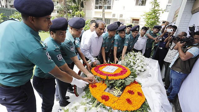 পুলিশ বাহিনীর শ্রদ্ধা নিবেদন।