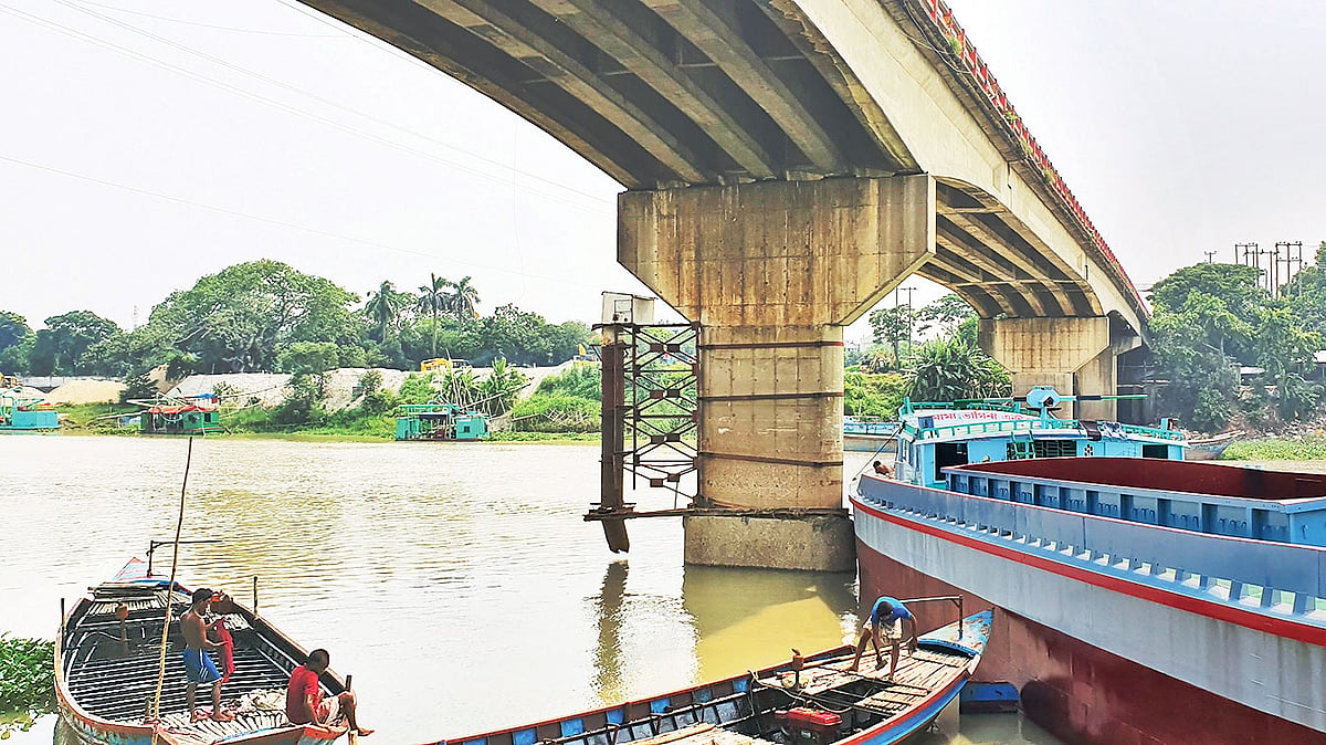 সাভারের নয়ারহাট সেতুর স্তম্ভে ভেড়ানো হয়েছে বালুবোঝাই বাল্কহেড। গত শনিবারের চিত্র। অরূপ রায়