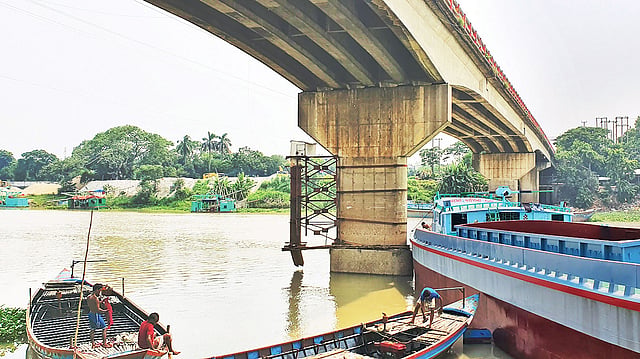 সাভারের নয়ারহাট সেতুর স্তম্ভে ভেড়ানো হয়েছে বালুবোঝাই বাল্কহেড। গত শনিবারের চিত্র।  অরূপ রায়