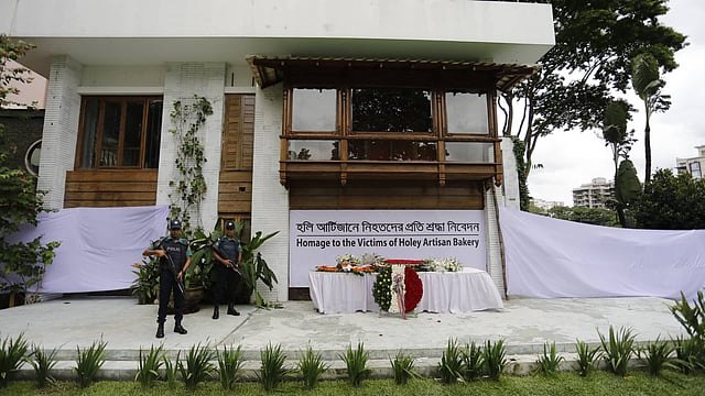 হোলি আর্টিজান রেস্তোরাঁয় হামলায় নিহত ব্যক্তিদের উদ্দেশে ফুল দিয়ে শ্রদ্ধা জানানো হয়।