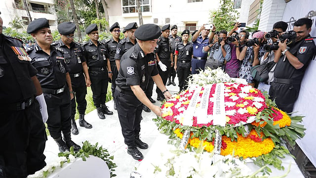 ফুল দিয়ে জানানো হয় শ্রদ্ধা।