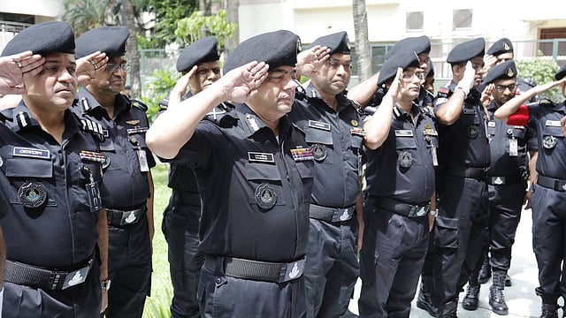 আইনশৃঙ্খলা রক্ষাকারী বাহিনীর শ্রদ্ধা নিবেদন।