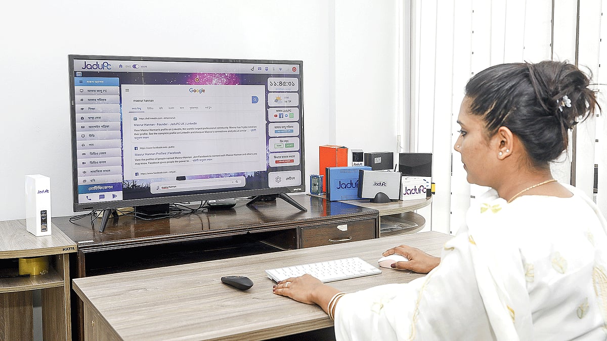 যেকোনো ধরনের টিভি বা মনিটরের সঙ্গে ছোট্ট একটি যন্ত্র লাগালেই পুরো কম্পিউটারের কাজ করা যাবে। ছবি: খালেদ সরকার