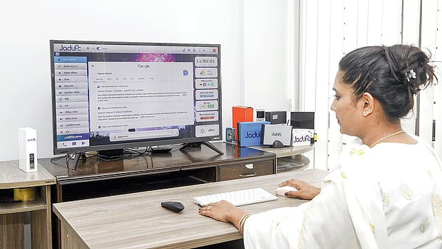 যেকোনো ধরনের টিভি বা মনিটরের সঙ্গে ছোট্ট একটি যন্ত্র লাগালেই পুরো কম্পিউটারের কাজ করা যাবে। ছবি: খালেদ সরকার