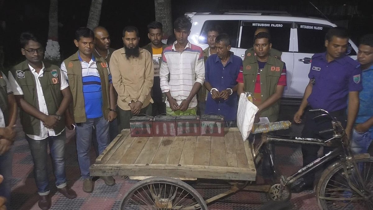 শাহীনের ওপর হামলা চালিয়ে ভ্যান ছিনতাইয়ের ঘটনায় তিনজনকে গ্রেপ্তার করেছে পুলিশ। ছবি: প্রথম আলো