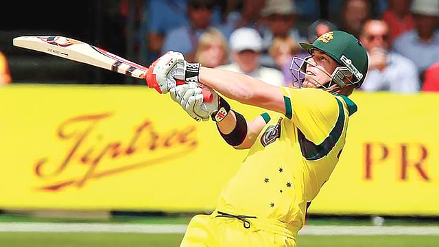 অসি ব্যাটসম্যান ডেভিড ওয়ার্নার তাঁর ব্যাটে লাগিয়ে নিয়েছেন ব্যাটসেন্স