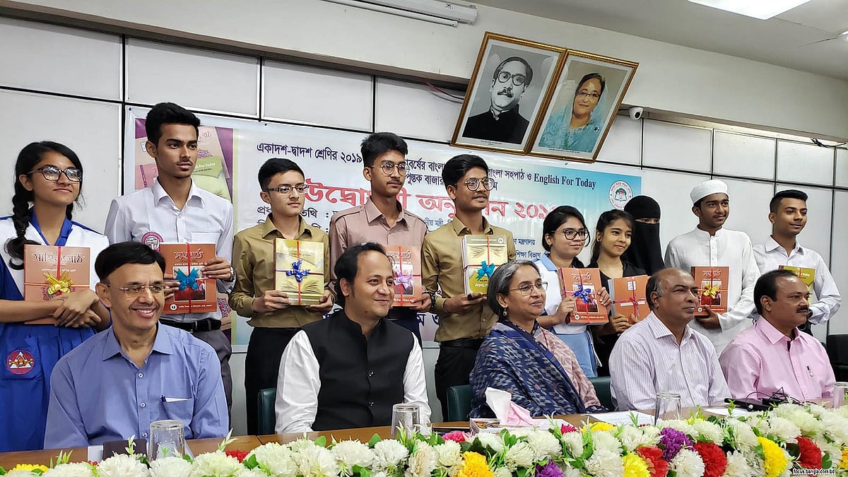 একাদশ ও দ্বাদশ শ্রেণির বাধ্যতামূলক বাংলা সাহিত্য পাঠ, বাংলা সহপাঠ ও ইংরেজি বইয়ের বাজারজাতকরণের উদ্বোধন অনুষ্ঠানে শিক্ষামন্ত্রী দীপু মনি। ঢাকা, ০১ জুলাই। ছবি: ফোকাস বাংলা