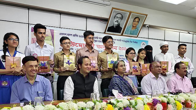 একাদশ ও দ্বাদশ শ্রেণির বাধ্যতামূলক বাংলা সাহিত্য পাঠ, বাংলা সহপাঠ ও ইংরেজি বইয়ের বাজারজাতকরণের উদ্বোধন অনুষ্ঠানে শিক্ষামন্ত্রী দীপু মনি। ঢাকা, ০১ জুলাই। ছবি: ফোকাস বাংলা