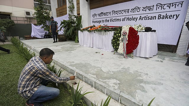 মোমবাতি জ্বালিয়ে শ্রদ্ধা নিবেদন করা হয়।