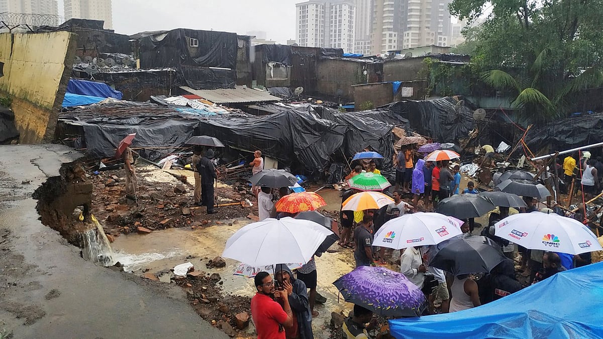 মুম্বাইয়ে ভারী বর্ষণে দেয়াল ধসে অন্তত ১৫ জন নিহত হয়েছেন। ছবি: রয়টার্স