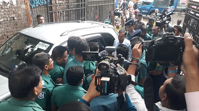 ডিআইজি মিজানুর রহমানকে ঢাকার আদালতে নেওয়া হচ্ছে। ছবি: আসাদুজ্জামান