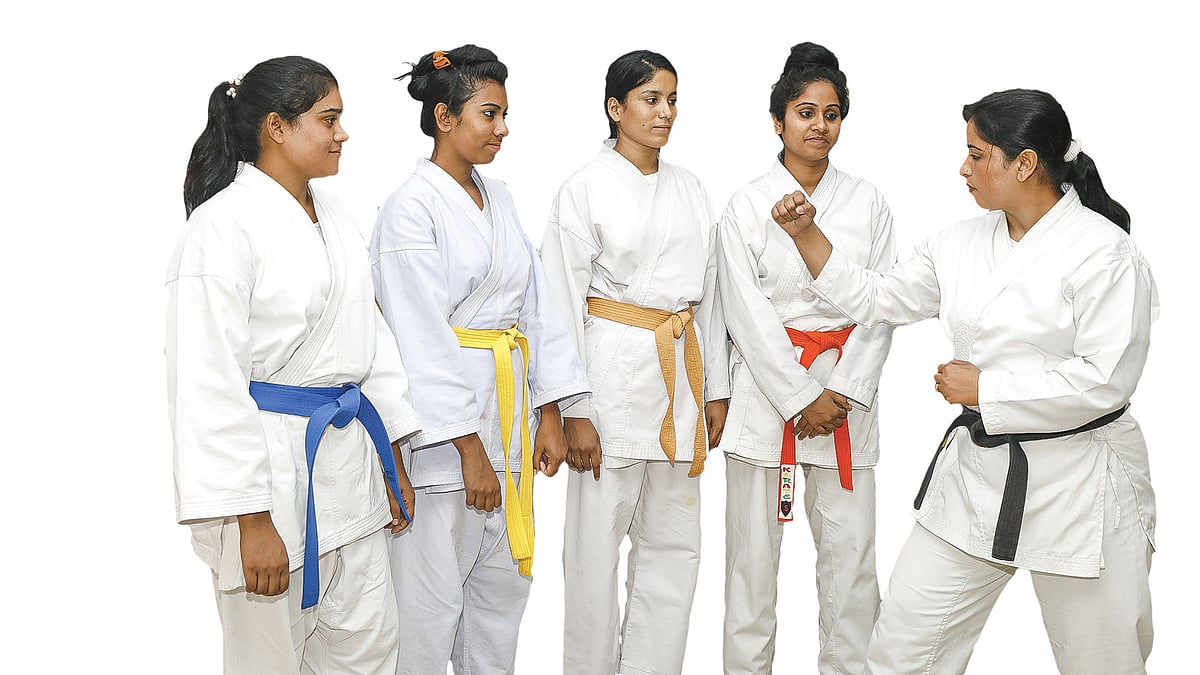 খেলা কিংবা আত্মরক্ষার কৌশল হিসেবে কারাতে শিখে রাখা ভালো। কৃতজ্ঞতা: জাতীয় ক্রীড়া পরিষদ, ছবি: নকশা