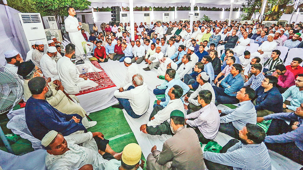 ফারাজ আইয়াজ হোসেন স্মরণে আয়োজিত মিলাদ মাহফিলে বক্তব্য দেন তাঁর বড় ভাই যারেফ আয়াত হোসেন। গতকাল গুলশানে তাঁর নানা লতিফুর রহমানের বাসভবনে। ছবি: প্রথম আলো