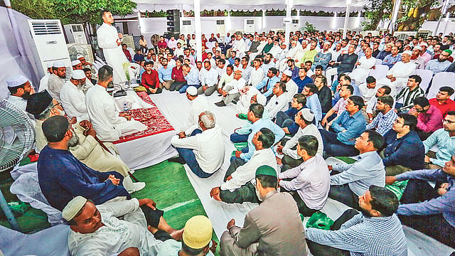 ফারাজ আইয়াজ হোসেন স্মরণে আয়োজিত মিলাদ মাহফিলে বক্তব্য দেন তাঁর বড় ভাই যারেফ আয়াত হোসেন। গতকাল গুলশানে তাঁর নানা লতিফুর রহমানের বাসভবনে।  ছবি: প্রথম আলো