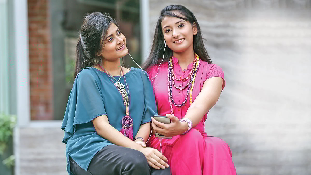 কিশোরীর মিষ্টি হাসি ছড়িয়ে গয়নাতেও। মডেল: প্রিয়তি ও অনুভা, পোশাক ও গয়না: রঙ বাংলাদেশ, সাজ: বিন্দিয়া এক্সক্লুসিভ, ছবি: কবির হোসেন